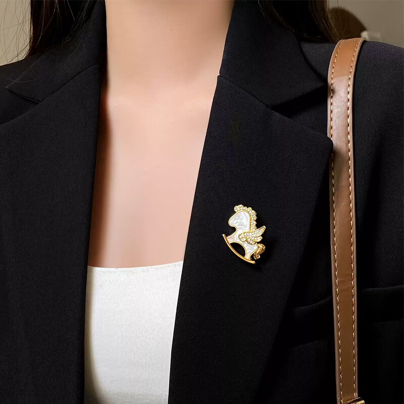 TULM小马胸针女高档配大衣女款2026新款奢华气质别针高级感轻奢礼物 XZ0645摇摇小飞马胸针